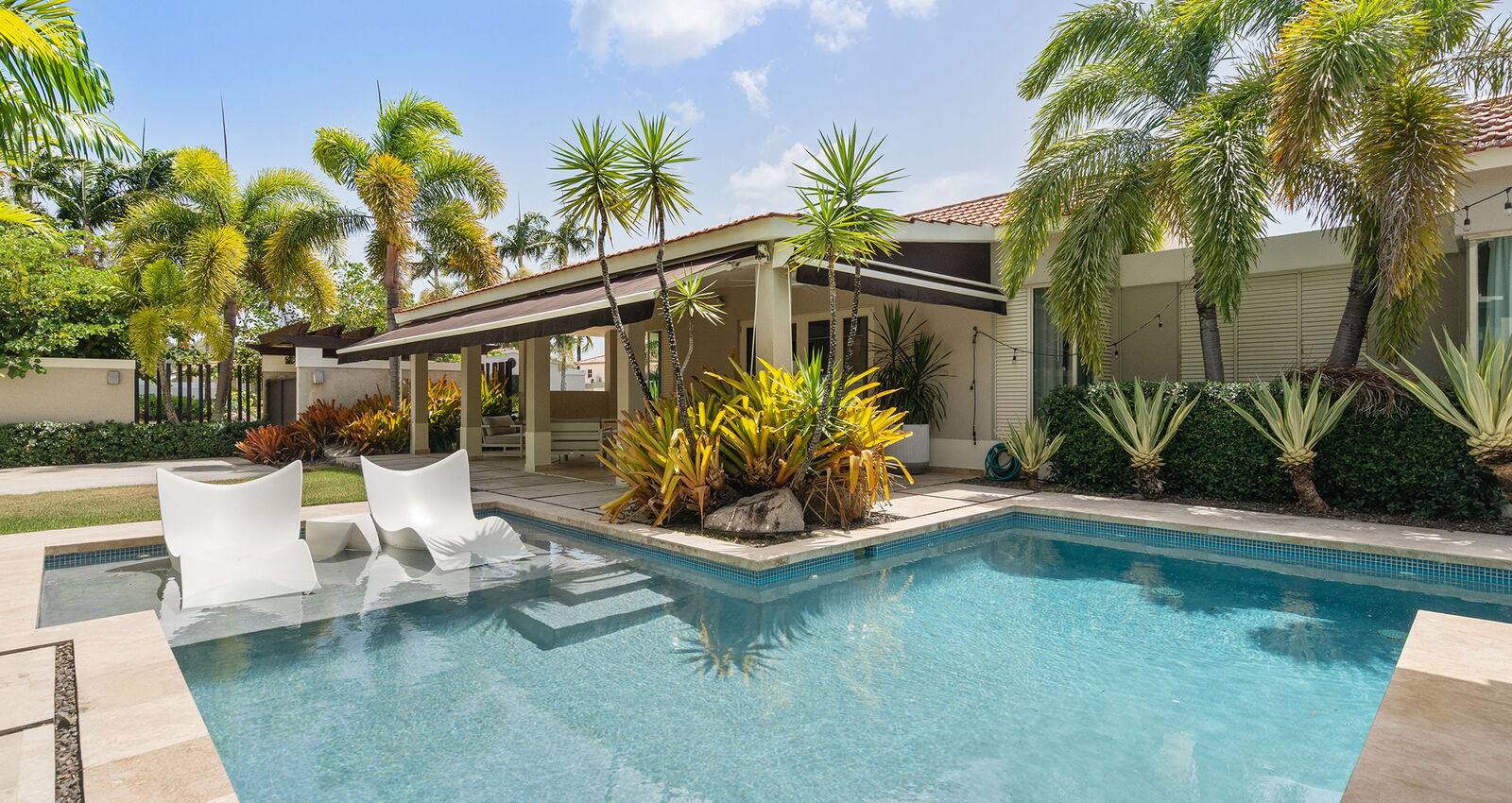 Luxury Pool Sabanera Dorado