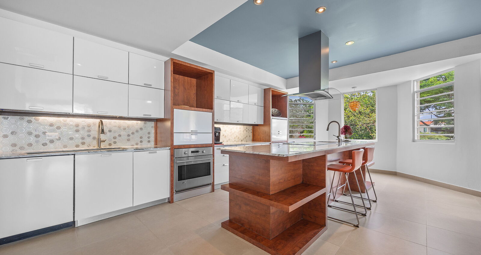 Contemporary Kitchen in Sabanera Dorado