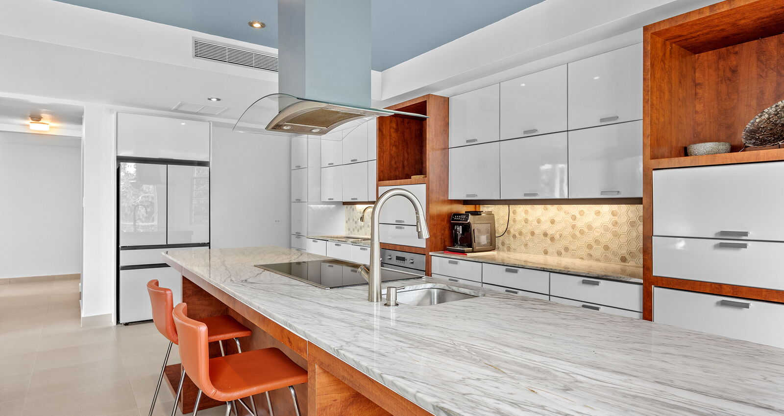 Contemporary Kitchen in Sabanera Dorado