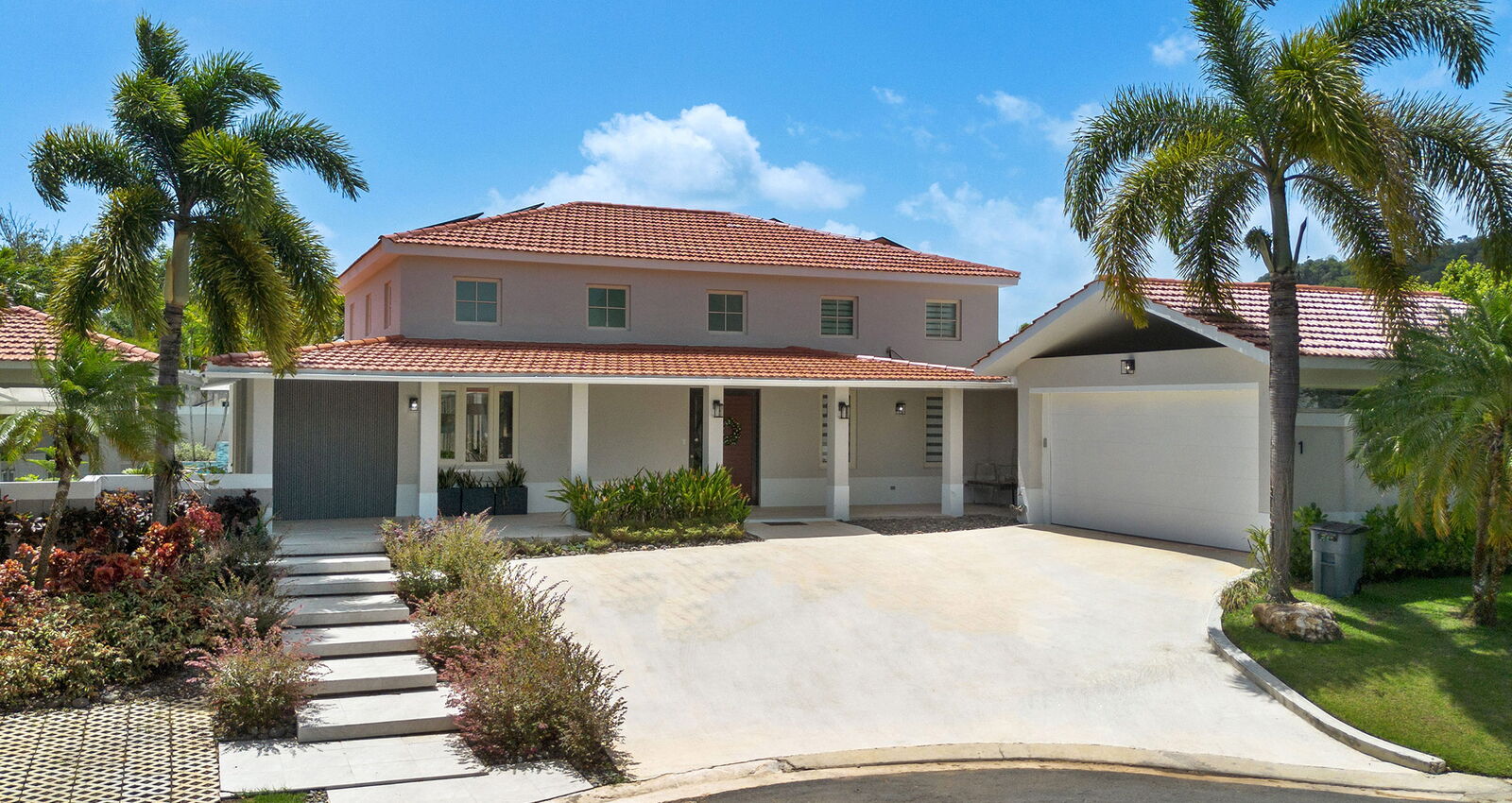 Front Exterior Sabanera Dorado