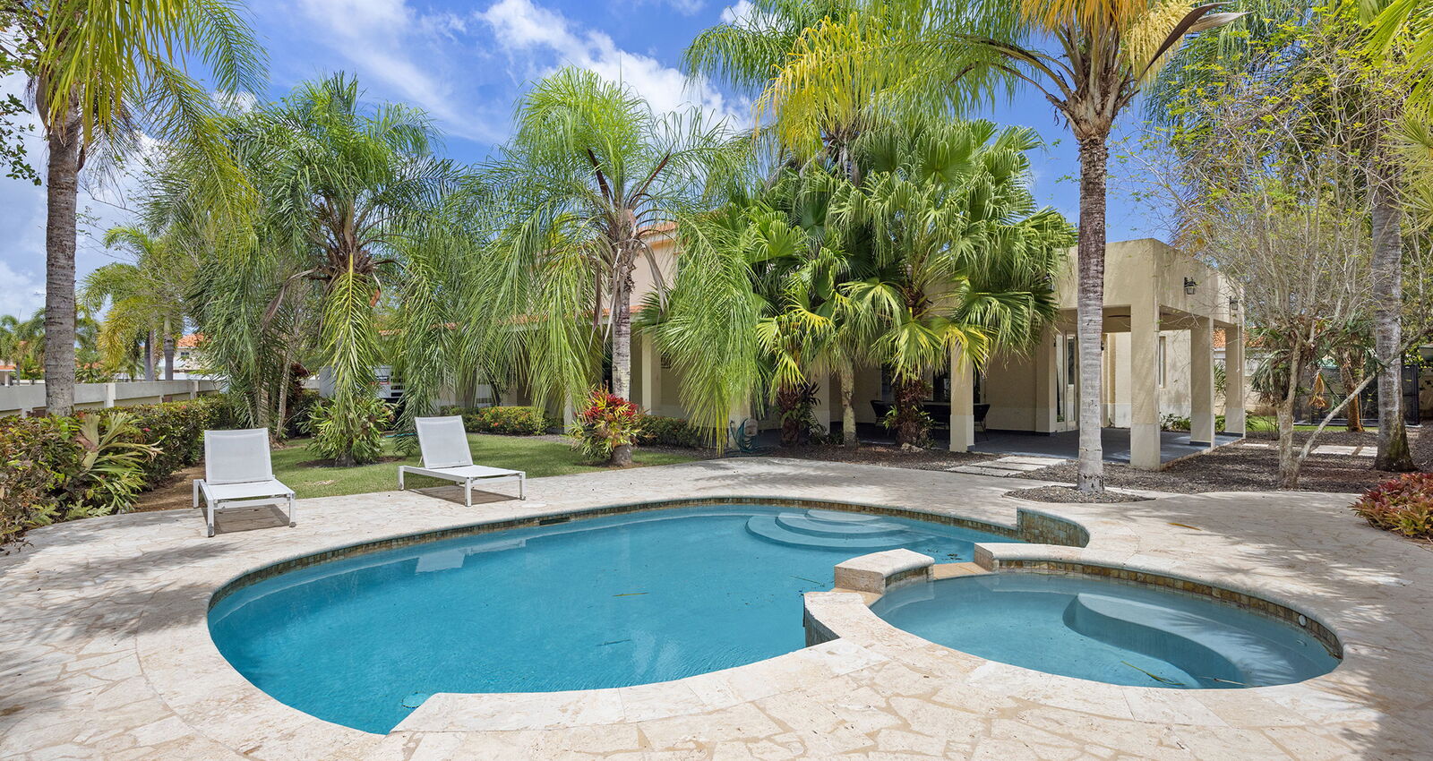 Luxury pool Sabanera Dorado